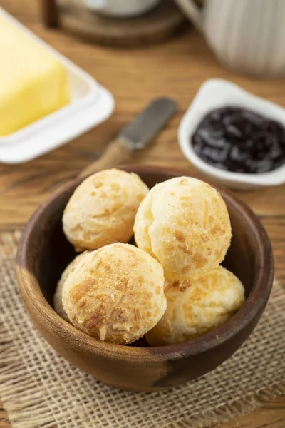 Typische Brasilianische Käsebrötchen Korb Kaffee Marmelade Und Butter — Stockfoto