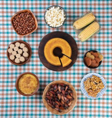 Renkli tekstil yerine tipik Brezilya Haziran festivali yemekleri. Festa junina.