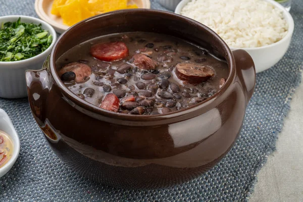 Feijoada Brasileira Tradicional Com Arroz Laranja Couve Pimenta — Fotografia de Stock