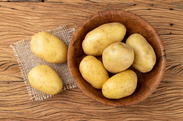 Batatas Uma Tigela Sobre Mesa Madeira — Fotografia de Stock