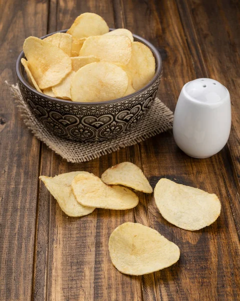 Kartoffelchips Einer Schüssel Mit Salz Über Holztisch — Stockfoto