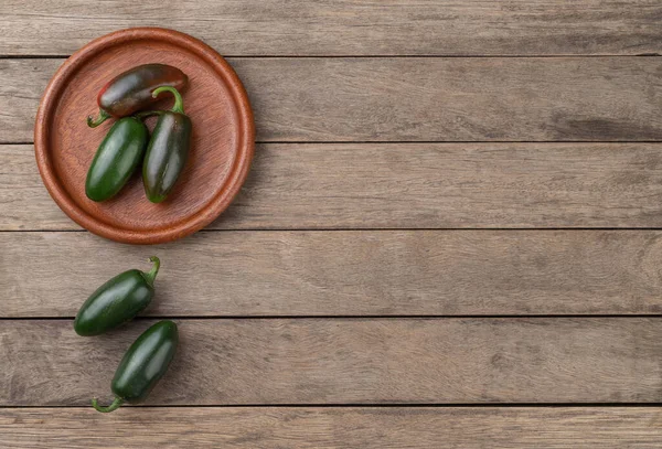 Pimentos Jalapeno Verdes Uma Placa Sobre Mesa Madeira Com Espaço — Fotografia de Stock