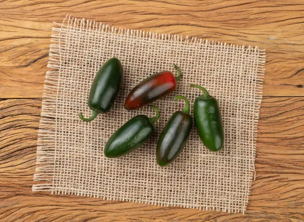 Pimentos Jalapeno Verdes Tecido Rústico Sobre Mesa Madeira — Fotografia de Stock