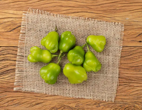 Pimentos Cambuci Verdes Tecido Rústico Sobre Mesa Madeira Ingrediente Típico — Fotografia de Stock