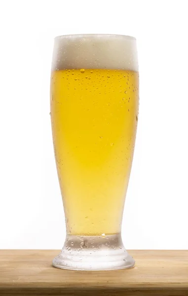 Copo Cerveja Uma Mesa Madeira Sobre Fundo Branco — Fotografia de Stock