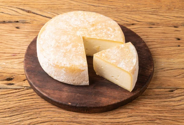 Canastra Käse Aus Minas Gerais Brasilien Über Holzbrett Mit Geschnittenem — Stockfoto