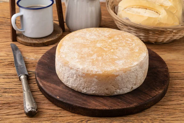 Canastra Käse Aus Minas Gerais Brasilien Mit Brot Und Kaffee — Stockfoto
