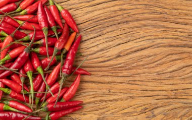 Kırmızı malagueta biberleri ahşap masa üzerinde fotokopi alanı ile.