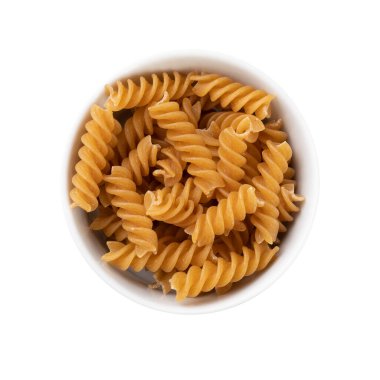 Tahta masadaki kaselerde çeşit çeşit buğday makarnası.