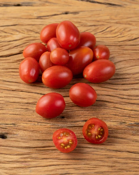 Skupina Cherry Rajčat Nad Dřevěným Stolem — Stock fotografie