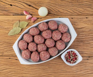 Baharatlı beyaz bir tabakta çiğ köfte..