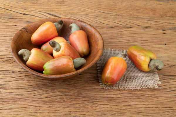 Grupo Frutos Caju Uma Tigela Sobre Mesa Madeira — Fotografia de Stock