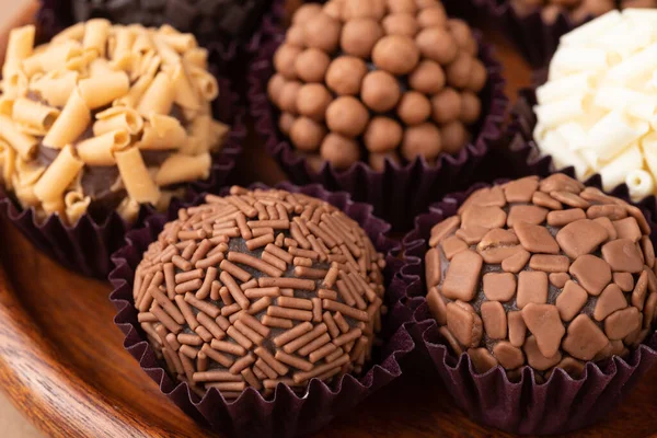 Typische Brasilianische Brigadeiros Verschiedene Geschmacksrichtungen Auf Einem Holzteller — Stockfoto