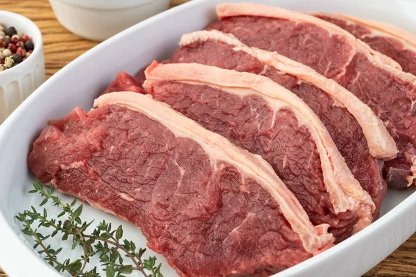 Gesneden Rauwe Strook Lendenvlees Witte Plaat Met Kruiden — Stockfoto