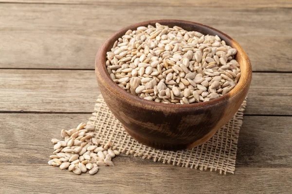 Tahta masanın üzerinde bir kasede ayçekirdeği..