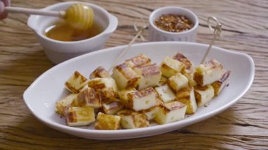 Izgara kömür ya da rennet peynirinin üzerine el yapımı şeker şurubu dök