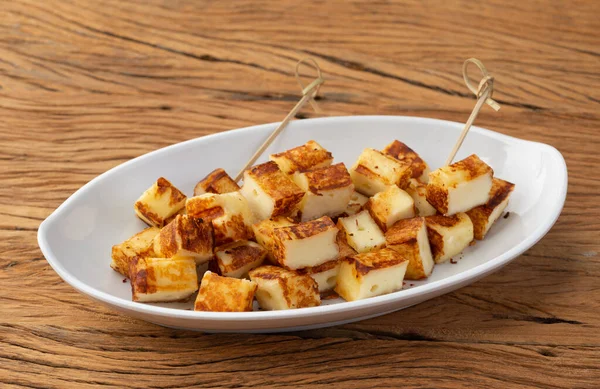 Izgara Rennet veya Coalho peyniri biberli beyaz tabakta..