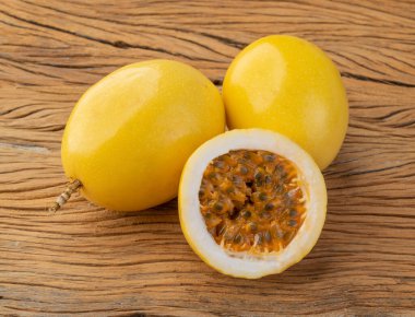 Ahşap masada kesilmiş meyveli tutku meyveleri..