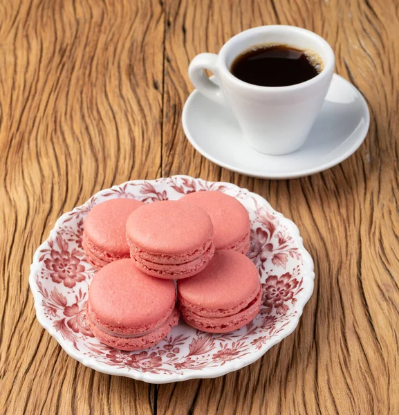 Macarons Bagas Uma Chapa Com Café Sobre Mesa Madeira — Fotografia de Stock