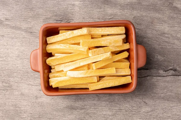 Tahta masanın üzerinde kızarmış polenta kızartması.