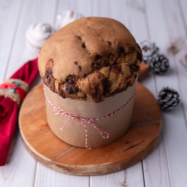 Chocotone, geleneksel İtalyan pastası panettone üzerinde çikolata parçacıkları olan ahşap masa.