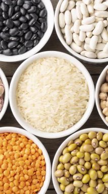 Beyaz kaselerde çeşitli fasulye ve tahıllar.