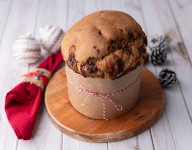 Chocotone, geleneksel İtalyan pastası panettone üzerinde çikolata parçacıkları olan ahşap masa.