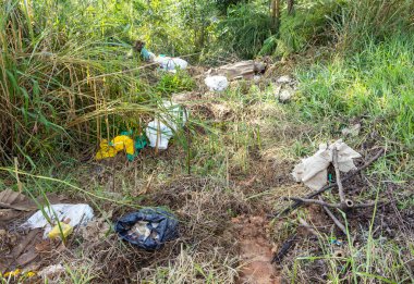 Çöpler orman zeminine düştü..