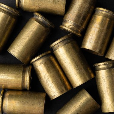 Kullanılmış eski mermi kovanlarını kapatın..