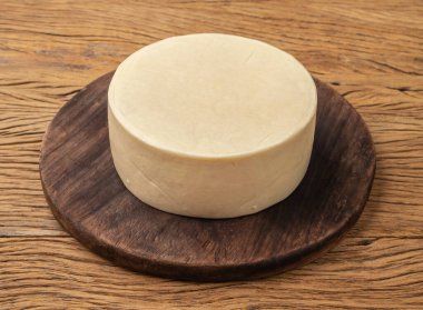 Tahta üzerinde Meia cura peyniri.