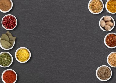 Taş zemin üzerinde fotokopi alanı olan çeşitli baharatlar ve otlar.