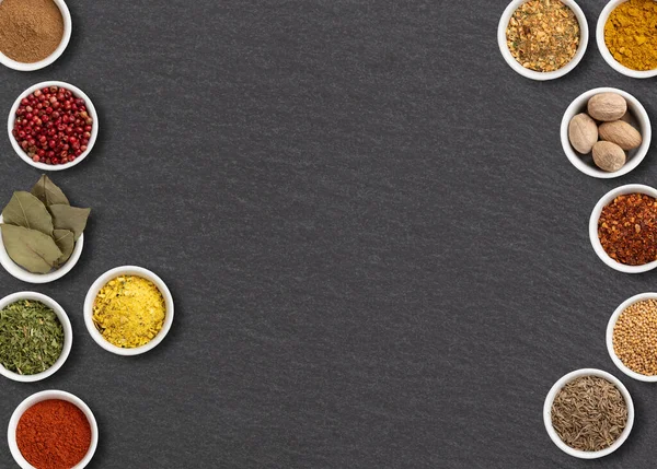 Taş zemin üzerinde fotokopi alanı olan çeşitli baharatlar ve otlar.