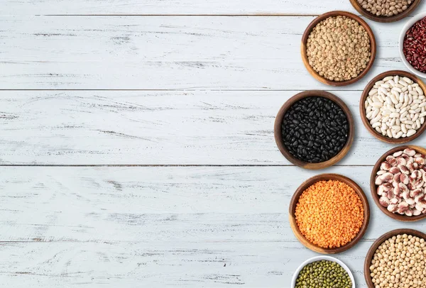 Kopya alanı olan ahşap masa üzerinde çeşitli fasulyeler..