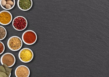 Taş zemin üzerinde fotokopi alanı olan çeşitli baharatlar ve otlar.