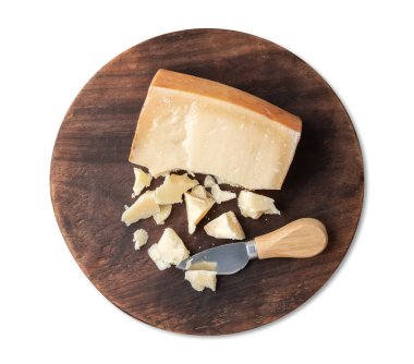 Parmesan peyniri beyaz arkaplanda izole edilmiş parçalar..