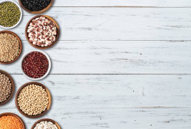 Kopya alanı olan ahşap masa üzerinde çeşitli fasulyeler..