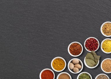 Taş zemin üzerinde fotokopi alanı olan çeşitli baharatlar ve otlar.