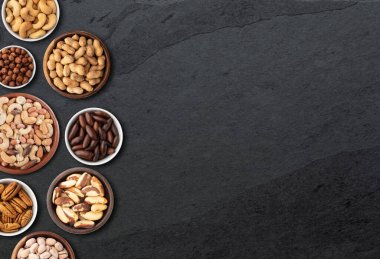 Kayalık arkaplan üzerinde kopyalama alanı olan çeşitli fındıklar.