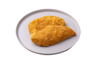 Beyaz arka planda izole edilmiş Milano tavuk göğsü.