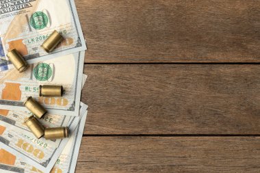 Fotokopi çekilen dolarların üzerine kullanılmış eski mermi kovanları..