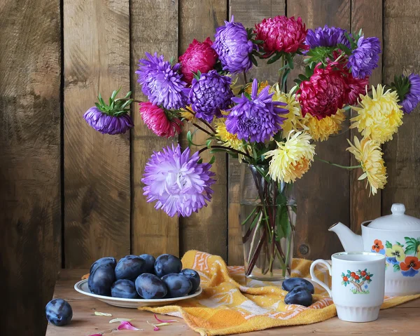 Still life with a bouquet of asters. — Stock Photo, Image