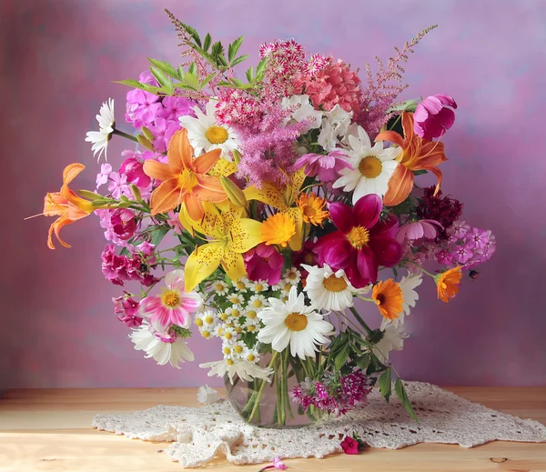 Buket şeffaf bir sürahi içinde Bahçe çiçek.