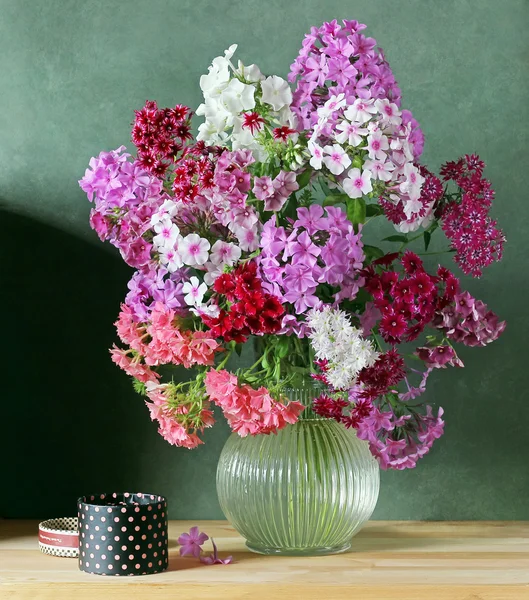 Stillleben mit einem Strauß rosa Phlox im klaren Krug — Stockfoto