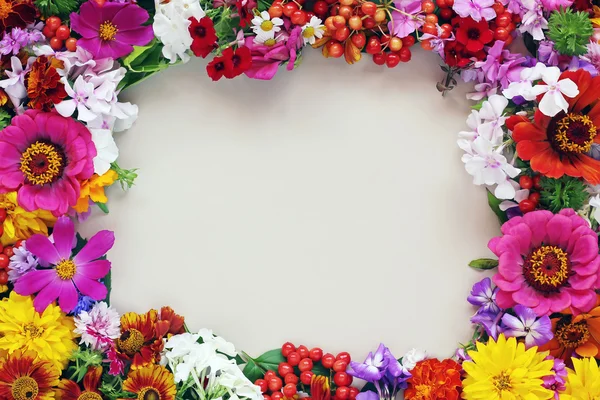 Hintergrund der Blumen zum Gratulieren. — Stockfoto