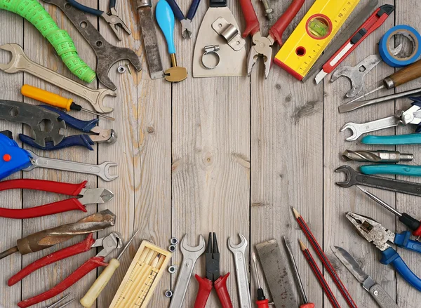 Strumenti su un pavimento di legno, vista dall'alto . — Foto Stock