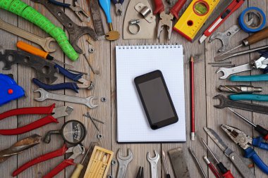 Bir ahşap zemin, üstten görünüm üzerinde araçlar kümesi.