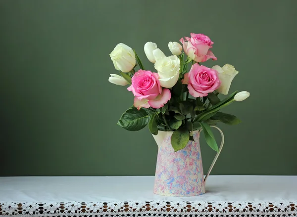 Bukett med rosor och tulpaner i en kruka. — Stockfoto