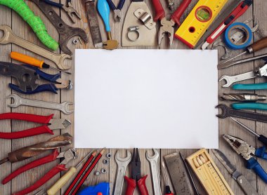 Bir ahşap zemin, üstten görünüm üzerinde araçları