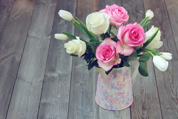 Bukiet z róż i tulipany w glinianym dzbanku. — Zdjęcie stockowe