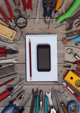 Bir ahşap zemin, üstten görünüm üzerinde araçlar kümesi.